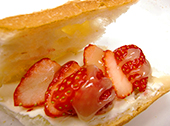 ショートケーキ風フランスパンサンド写真